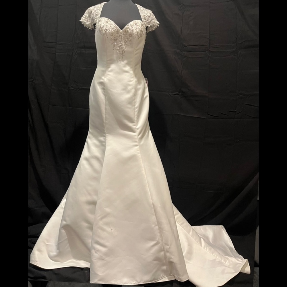 Never worn size 8 white wedding dress.